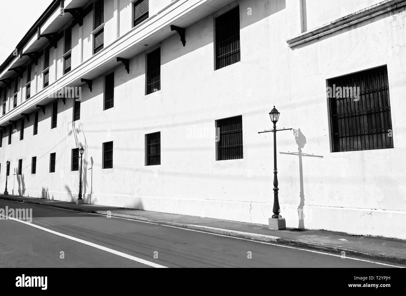 Manila, Filippine: immagine in bianco e nero di un edificio all'interno della storica città di Intramuros, costruita nel periodo spagnolo Foto Stock