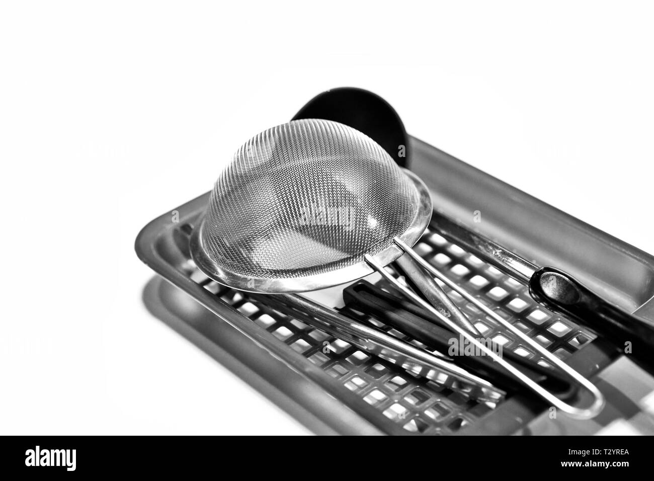 Utensili da cucina in bianco e nero e sfondo bianco , utensili da cucina Foto Stock