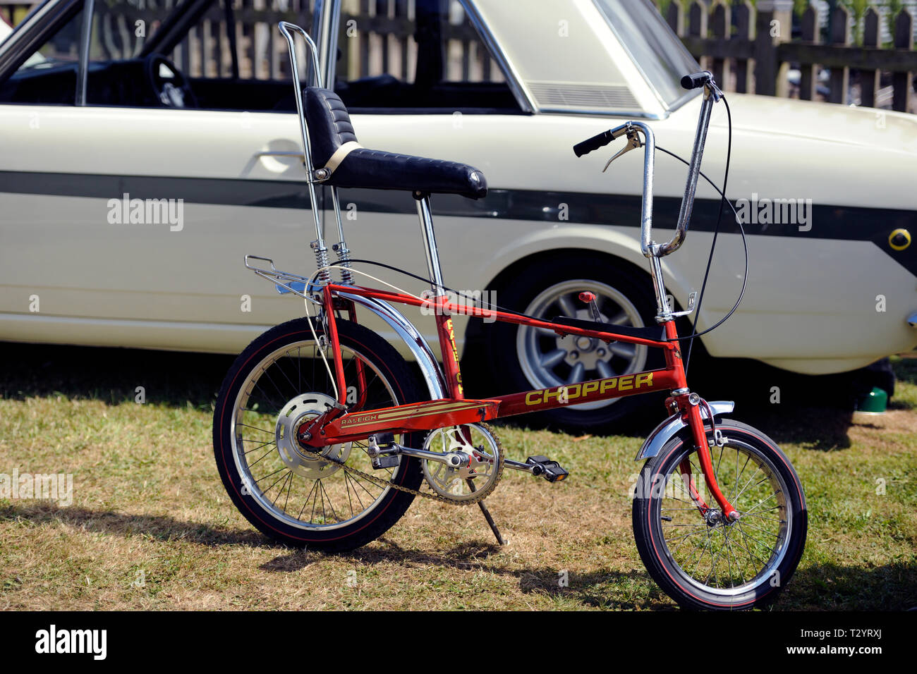 Raleigh bicicletta chopper in piedi accanto a una Ford Cortina Lotus Foto Stock