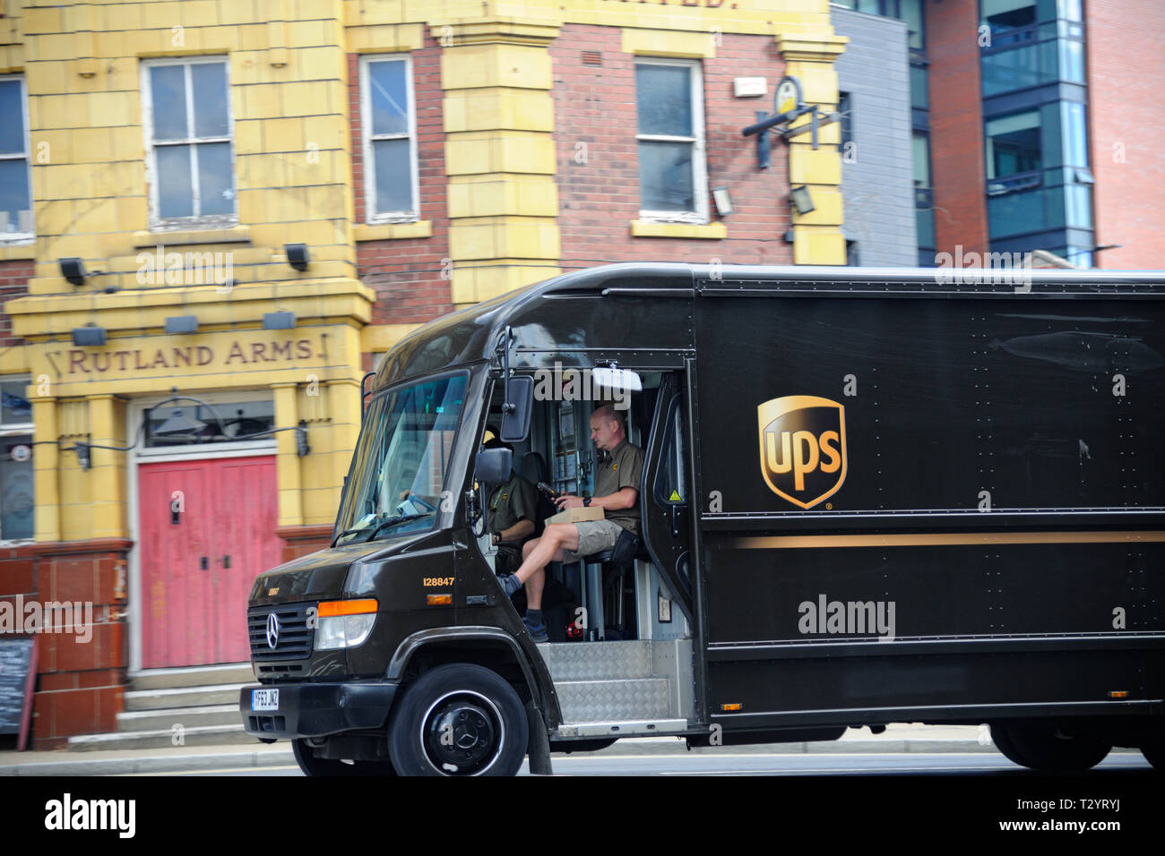 UPS Mercedes-Benz Sprinter furgone con porta passeggero aprire la guida passato eh Rutland Arms public house nel centro di Sheffield Foto Stock