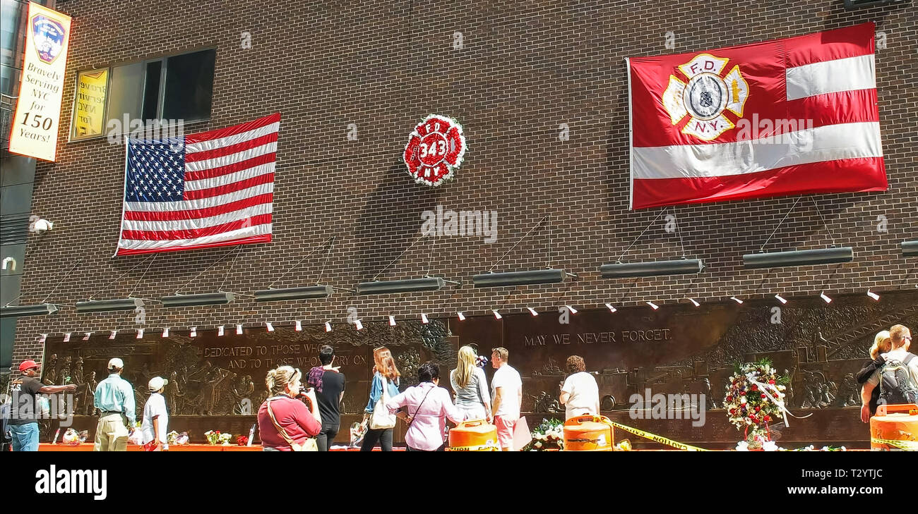 NEW YORK, NEW YORK, Stati Uniti d'America - 15 settembre 2015: bandiere su una parete in corrispondenza di una lapide a ny fire fighters ucciso il 11 settembre a New York City Foto Stock