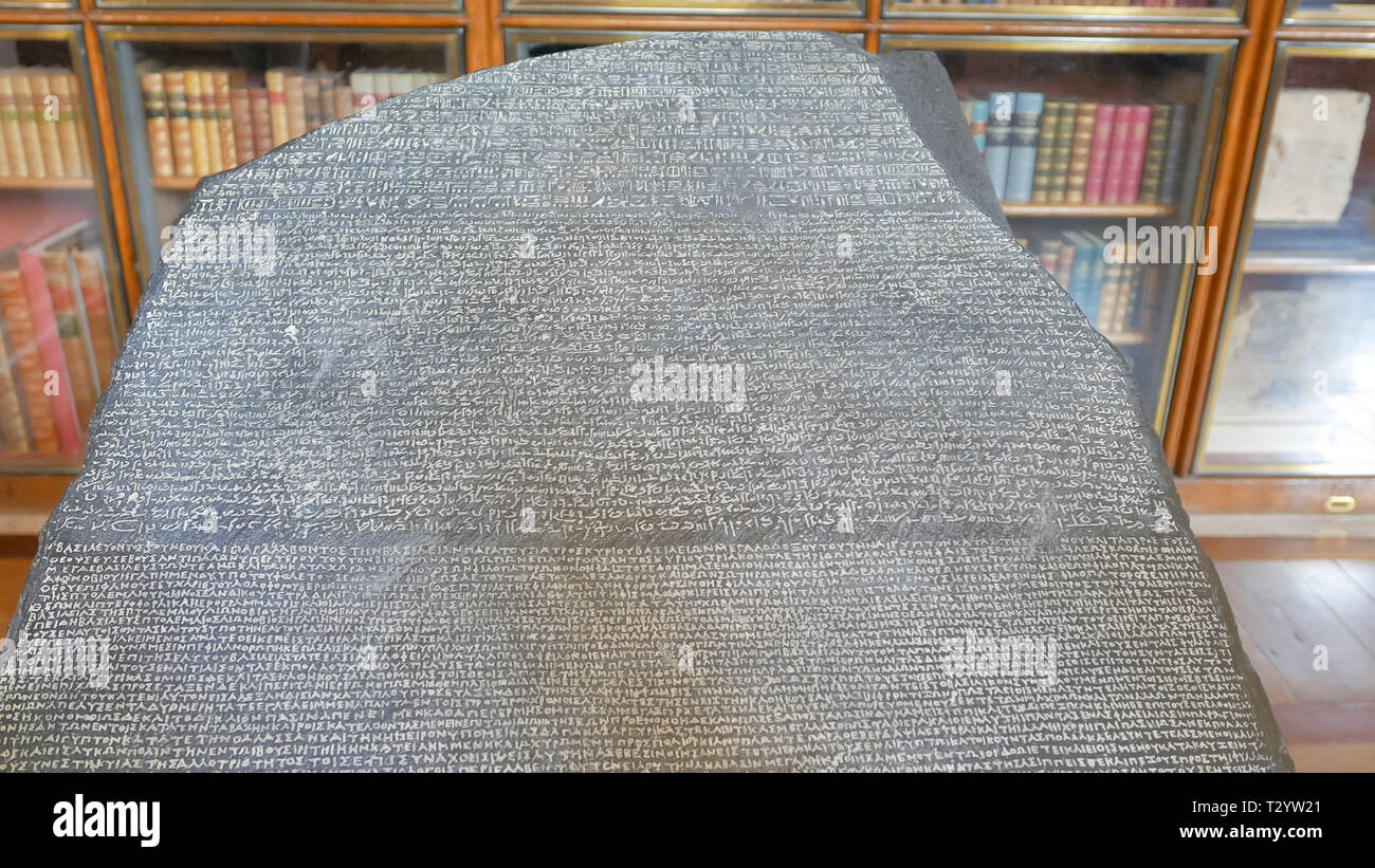 Una chiusura di una replica della famosa rosetta stone nel British museum Foto Stock