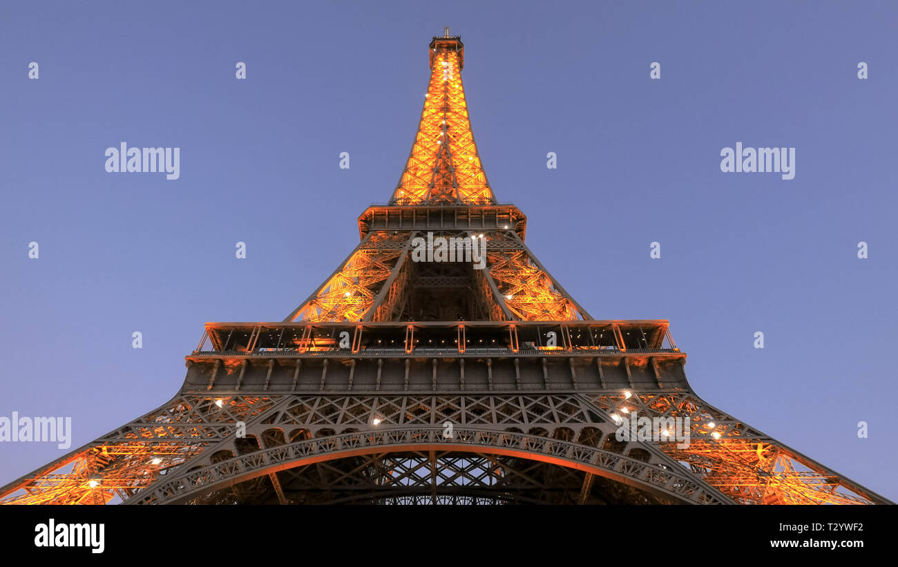 Palla Di Neve Torre Eiffel Parigi | Monumenti In 3D E Base Resina | Effetto Neve Scintillante - 14cm
