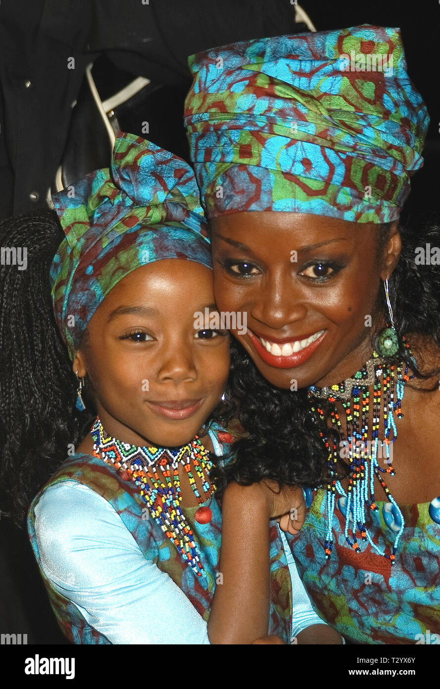 Akosua Busia e figlia Hadda Busia al 'lacrime del sole Premiere' nel Westwood Village, Los Angeles, CA il 3 marzo 2003 Photo credit: SBM / PictureLux Riferimento File # 33790 431SBMPLX Foto Stock
