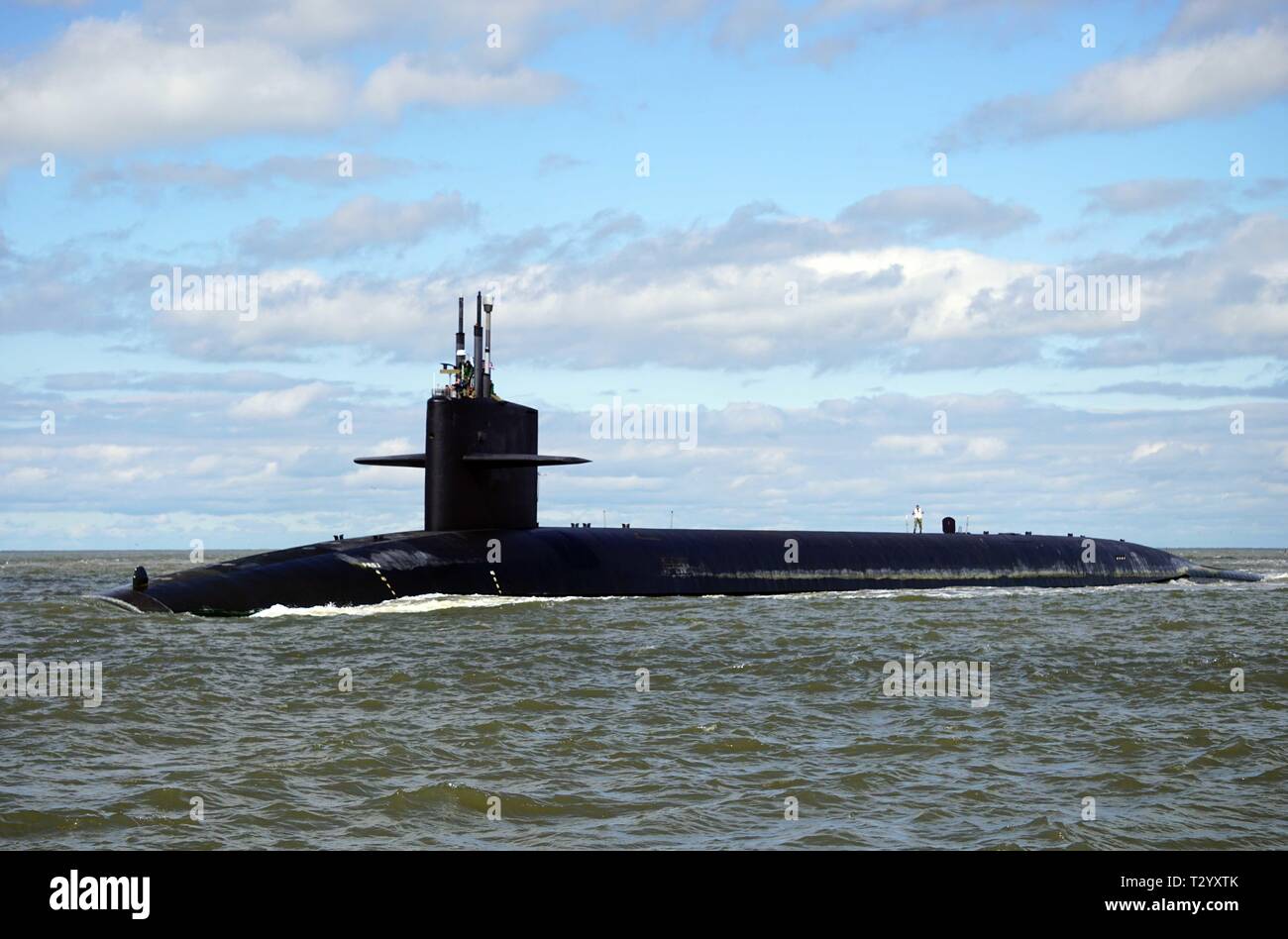 La Ohio-classe-balistico missile submarine USS Alaska (SSBN 732)(Gold) ritorna al suo homeport a Naval base sottomarina Kings Bay, Ga., a seguito di un deterrente strategico di pattuglia. La barca è uno dei cinque ballistic-missile sottomarini di stanza presso la base ed è in grado di trasportare fino a 20 sommergibile-lanciato missili balistici con testate multiple. (U.S. Foto di Marina di Massa lo specialista di comunicazione 2a classe Bryan Tomforde) Foto Stock