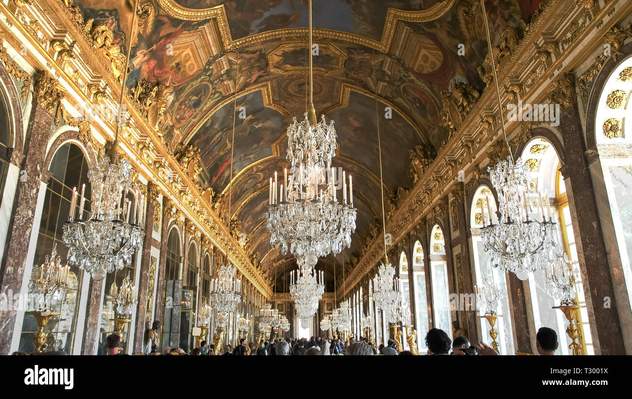 VERSAILLES, Parigi, Francia - 23 settembre 2015: una vista dell'opulenta sala degli specchi del palazzo di Versailles, Parigi Foto Stock