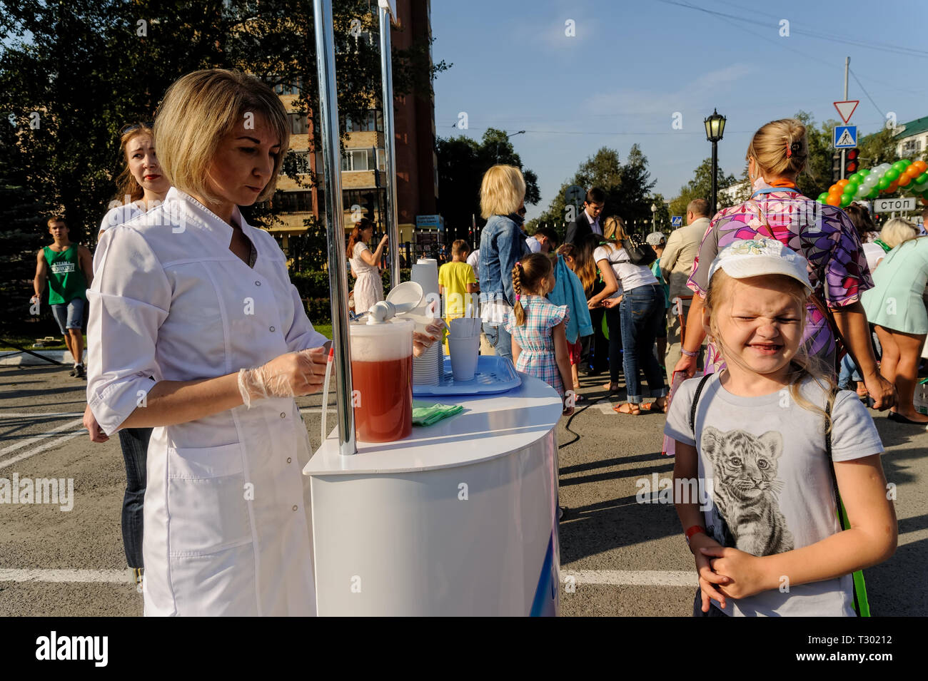 Tyumen, Russia - Agosto 26, 2016: Open Day di Sberbank per bambini. Punto di distribuzione di cocktail di ossigeno Foto Stock