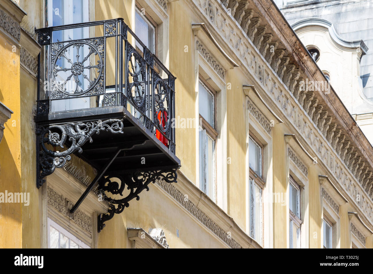 Vecchio nero ornata di ferro battuto balcone a Gyor, Ungheria Foto Stock