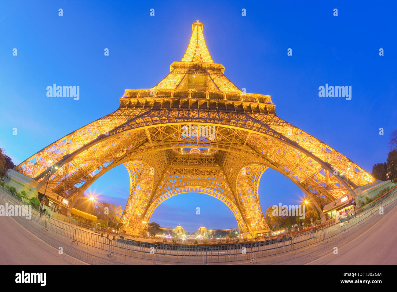 Fish Eye vista della Torre Eiffel al tramonto. Parigi, Francia. Foto Stock