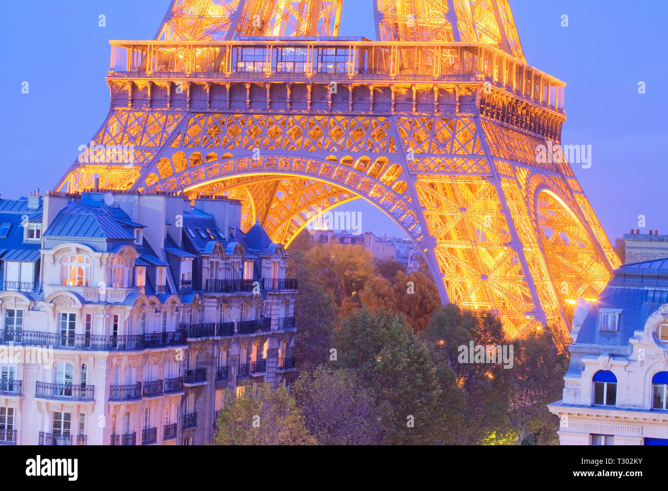 Alta Vista della Torre Eiffel al tramonto. Parigi, Francia. Foto Stock