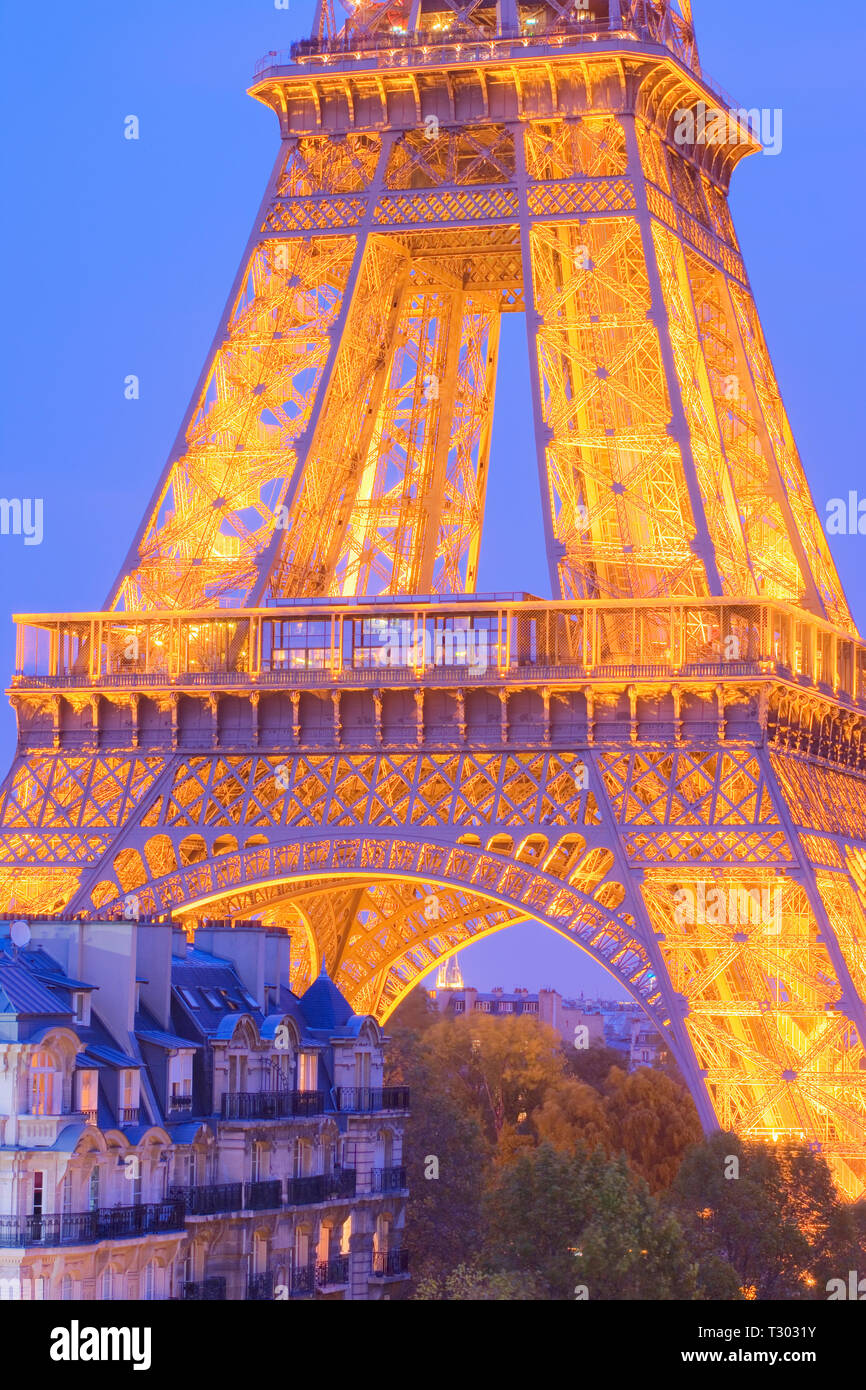 Alta Vista di metà sezione della Torre Eiffel al tramonto Foto Stock