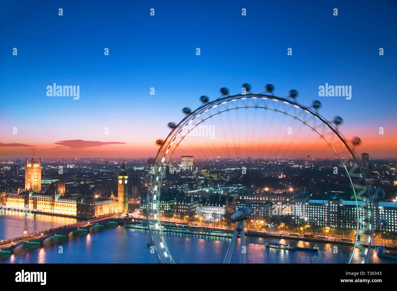 Vista in elevazione della sede del Parlamento e il London Eye al crepuscolo, Foto Stock