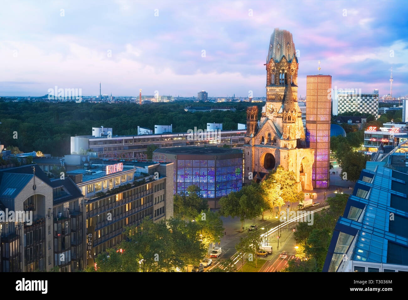 Vista in elevazione del Kaiser Wilhelm Memorial Church al tramonto, Foto Stock