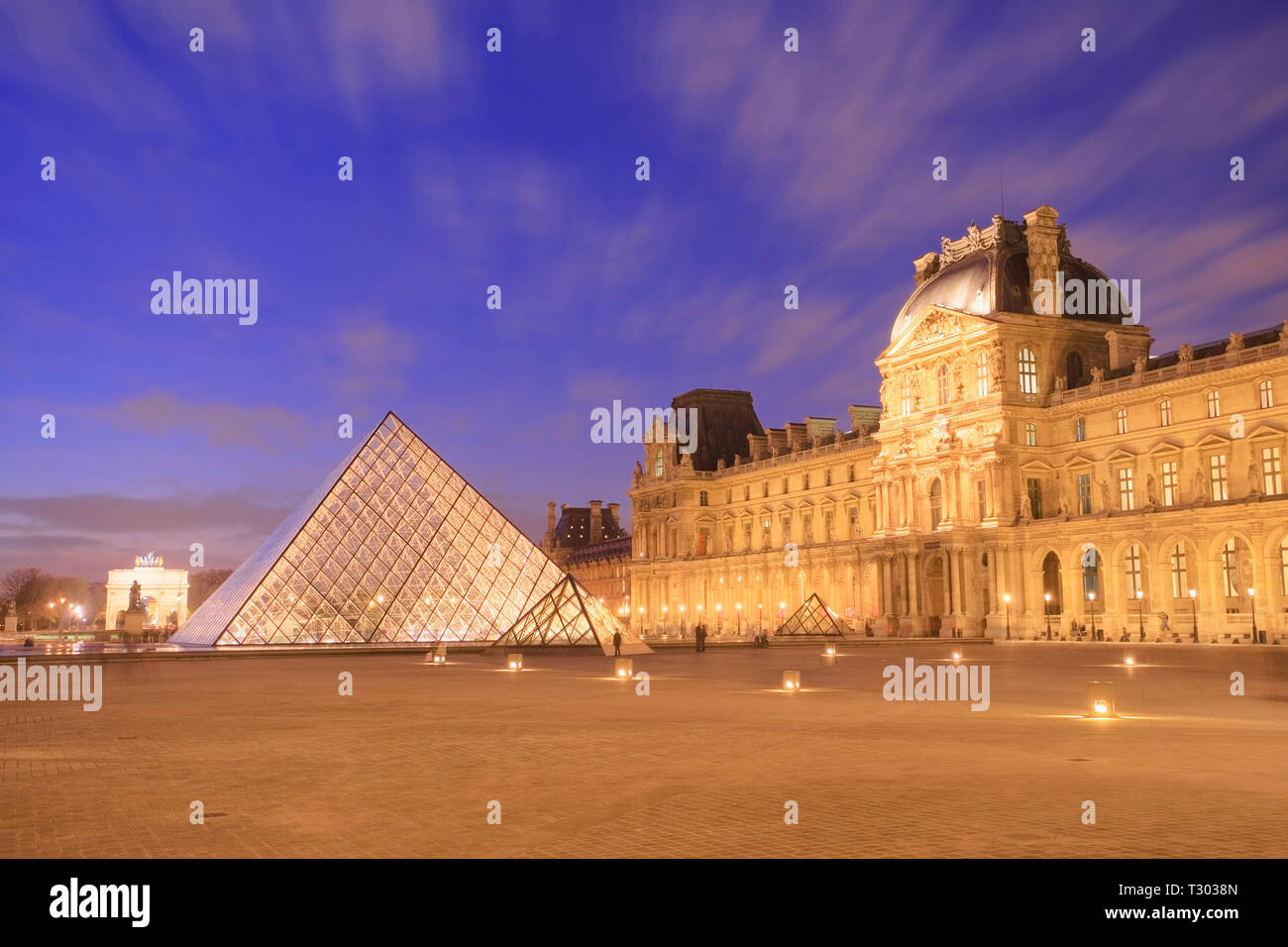 La Piramide del Louvre al crepuscolo Parigi, Francia. Foto Stock