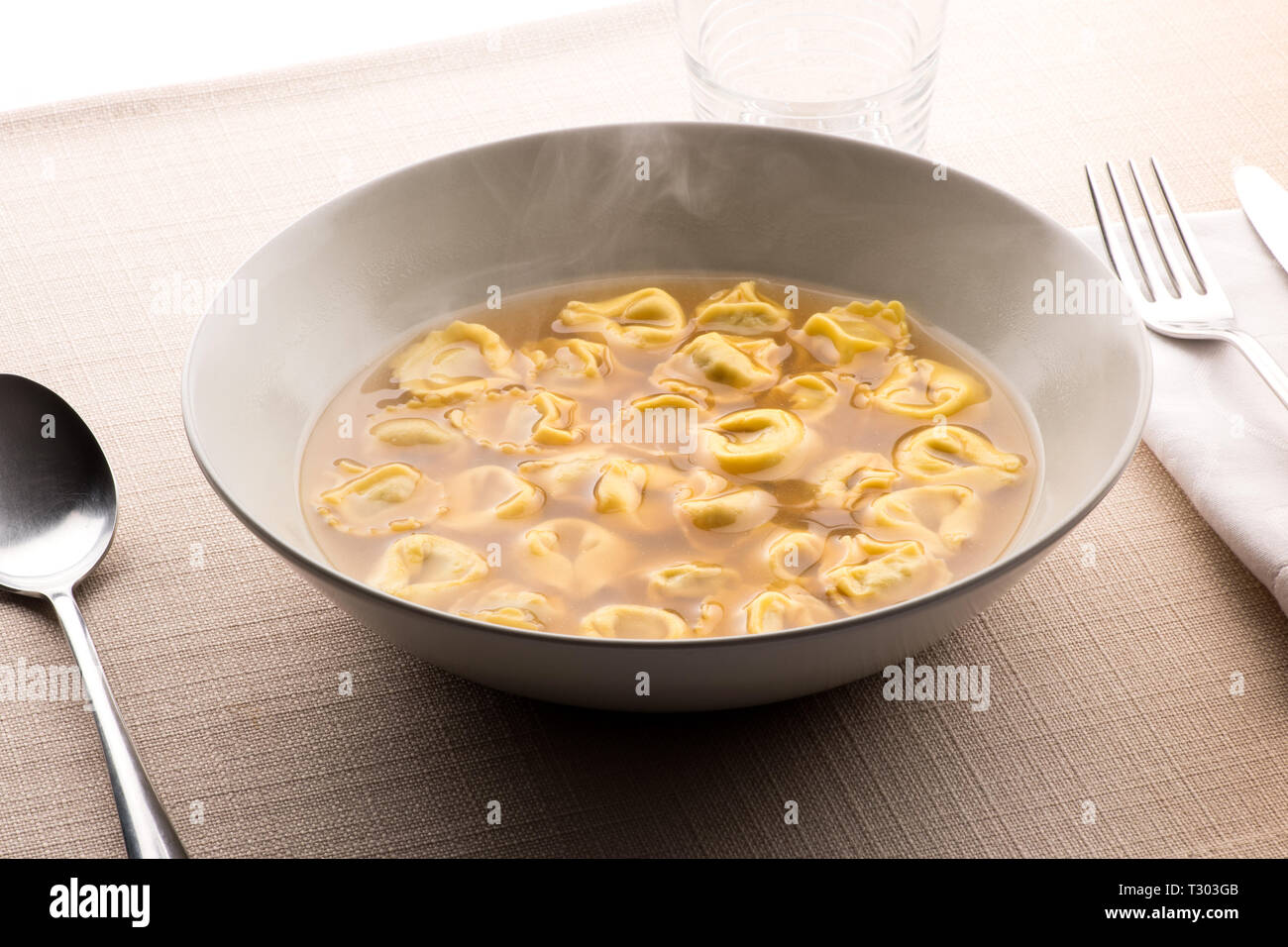 Tortellini al brodo, o tortellini in brodo salato, spesso pollo, dall'Emilia Romagna è un primo piatto tradizionale per una vacanza la cena ad un Foto Stock