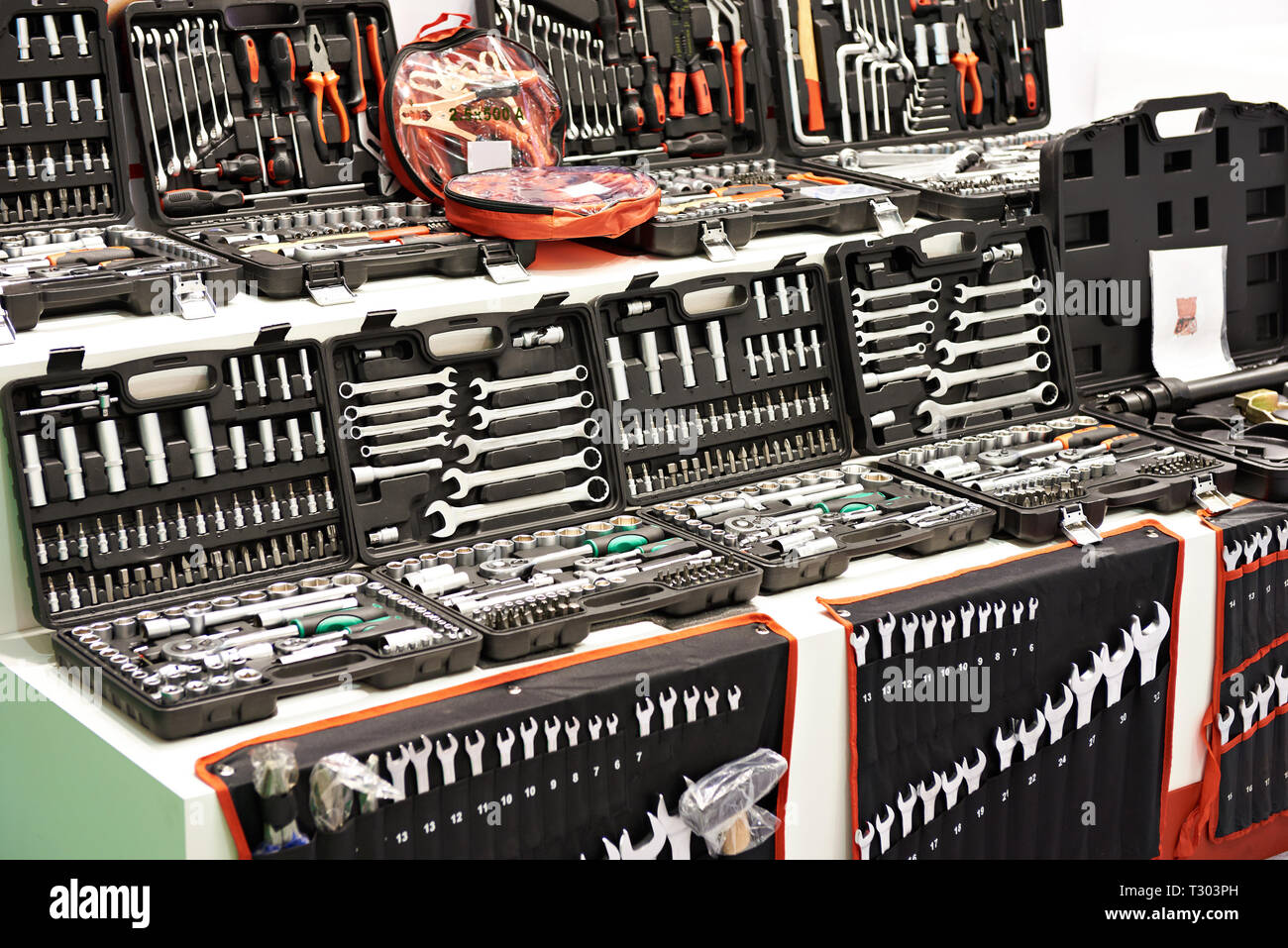 Tool kit per auto, camion e trattori in negozio Foto Stock