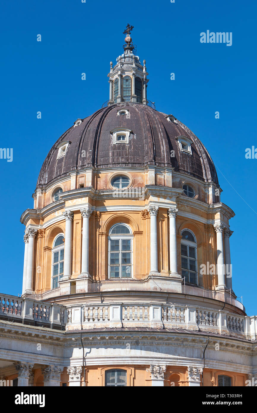 Superga, barocca basilica cupola sulla collina torinese in una soleggiata giornata estiva, cielo blu chiaro in Italia Foto Stock