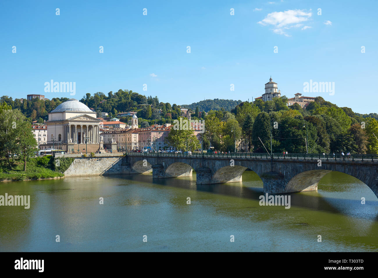 Gran Madre di Dio la chiesa di Torino, il Po e il Monte dei Cappuccini in una soleggiata giornata estiva in Italia Foto Stock