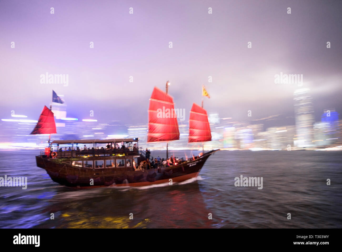 La barca turistica e il porto di Hong Kong. Hong Kong, Cina. Foto Stock