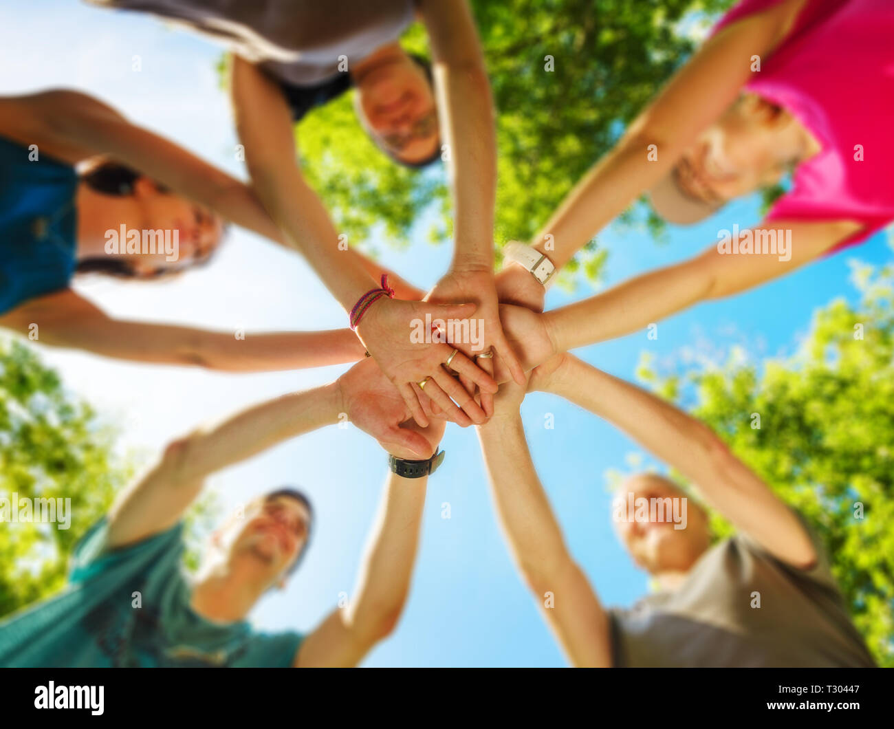La gente le mani insieme Foto Stock