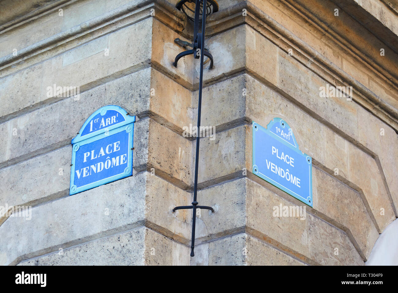 Famosa Place Vendome angolo con via segni a Parigi, Francia Foto Stock