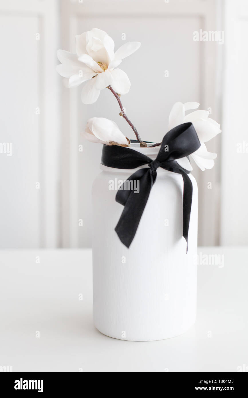 Riutilizzato jar con gesso bianco paint Foto Stock