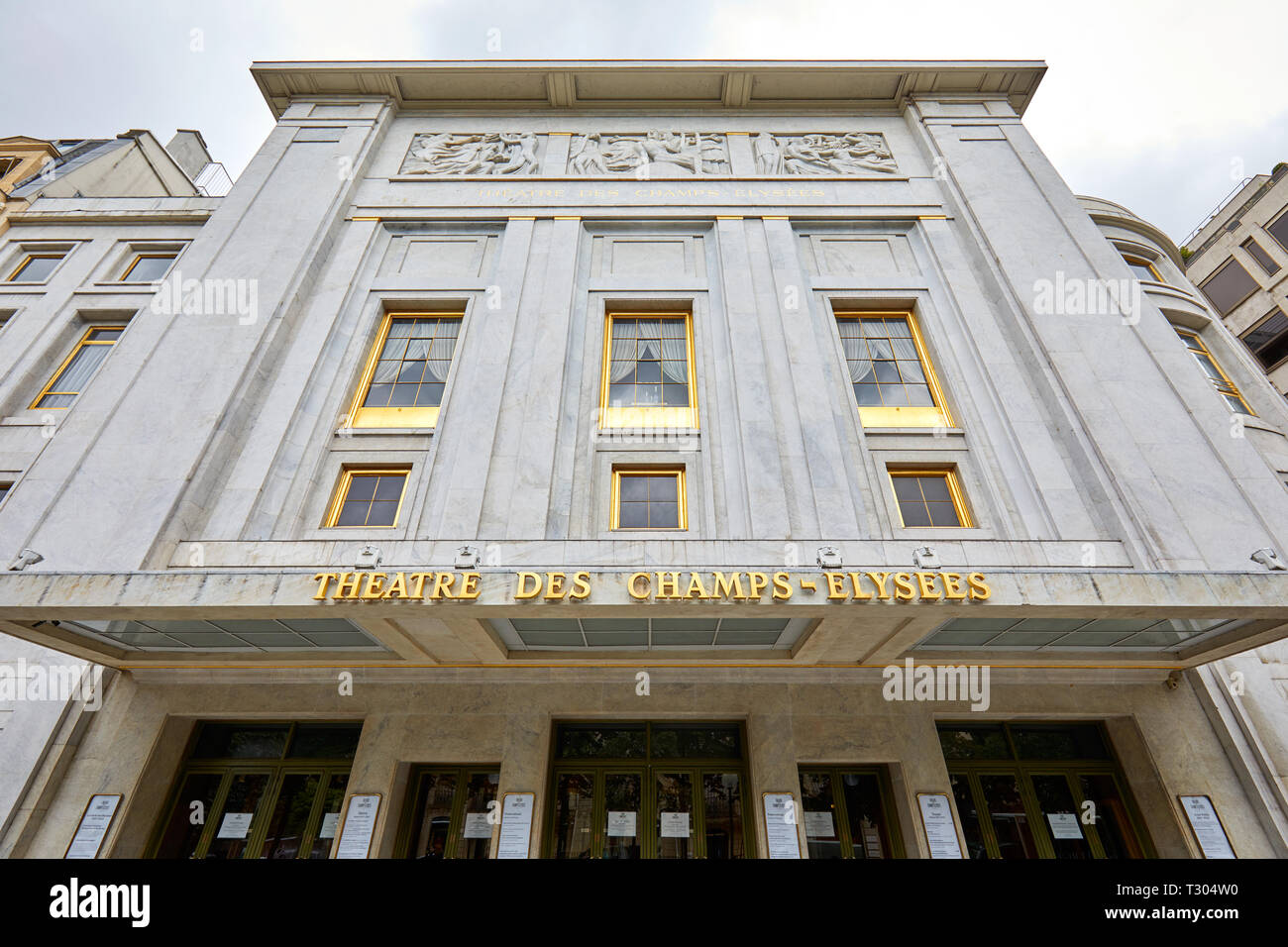 Parigi, Francia - 22 luglio 2017: Champs Elysees theatre facciata con segno d'oro in estate a Parigi, Francia Foto Stock