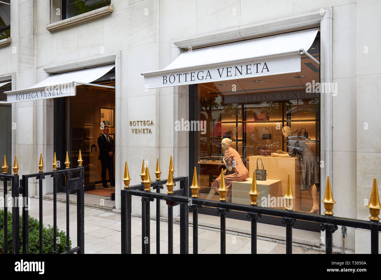 Parigi, Francia - 22 luglio 2017: Bottega Veneta fashion store di lusso in avenue Montaigne a Parigi, Francia. Foto Stock