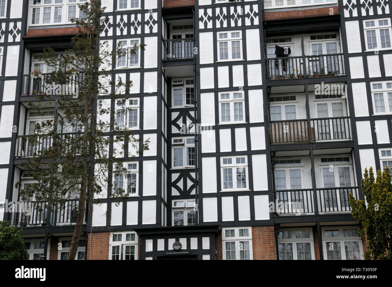 Mock tudor tipiche case a graticcio, Makepeace Mansions, Makepeace Avenue, Holly Lodge Estate, Highgate, London, England, Regno Unito Foto Stock