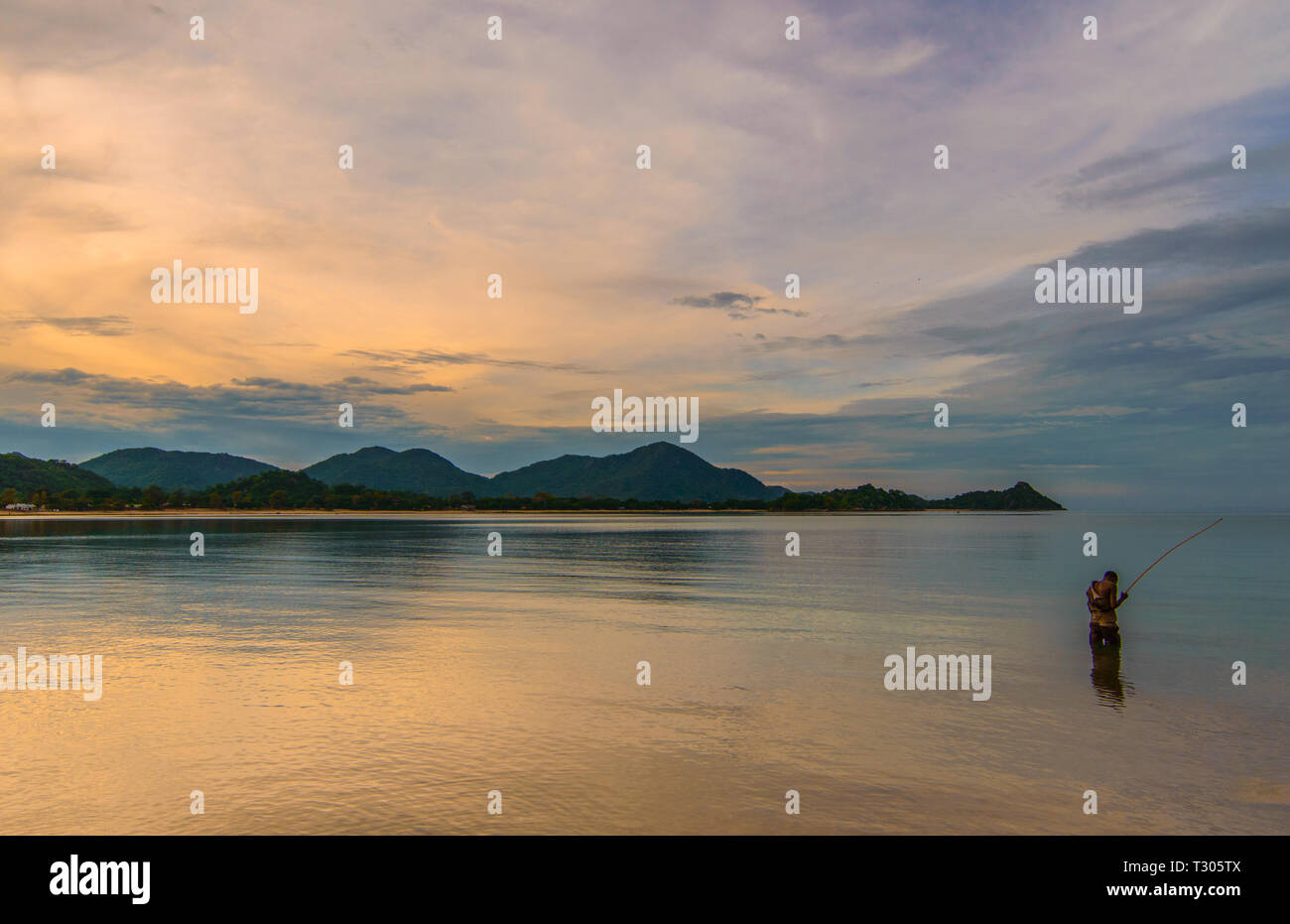 I pescatori nel lago Malawi con isola in background grande sky Foto Stock
