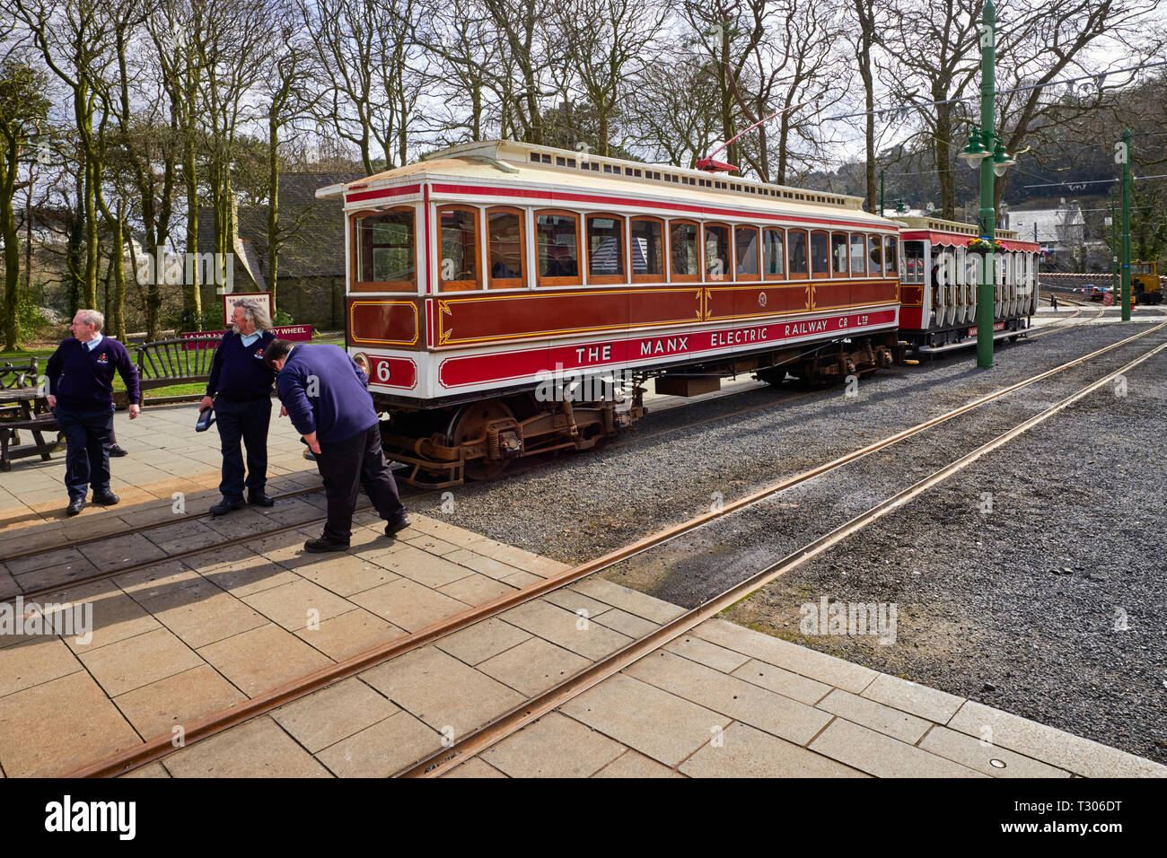 I driver e il conduttore con MER Manx elettrica ferroviaria due treni auto impostato a Laxey Station Foto Stock