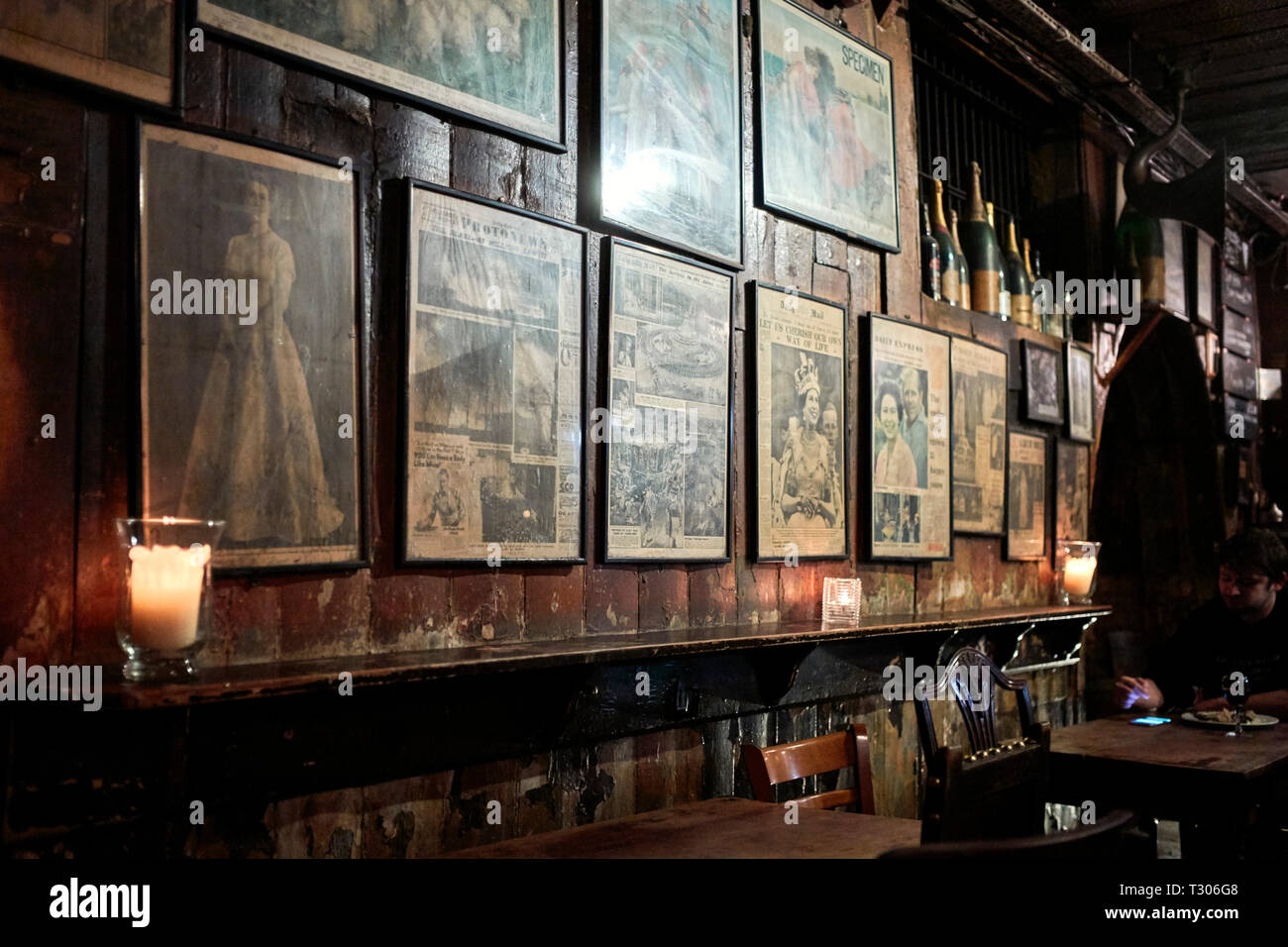 Interno di Gordon's tradizionale wine bar in Villiers Street, Londra WC2 che non è cambiato in molti anni Foto Stock