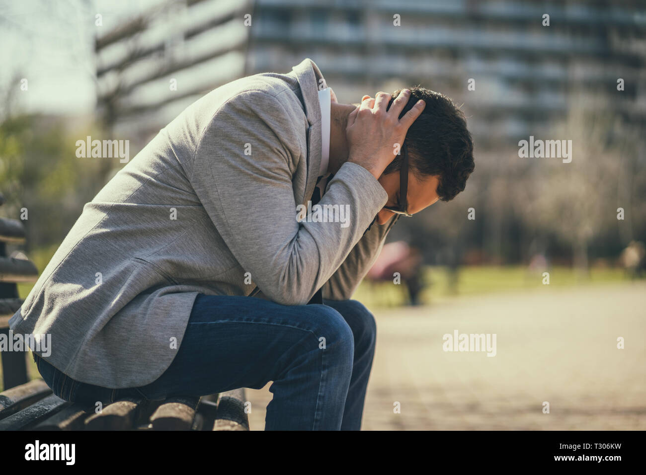 Giovane imprenditore è seduto in posizione di parcheggio dopo essere licenziato. Egli è premuto. Foto Stock