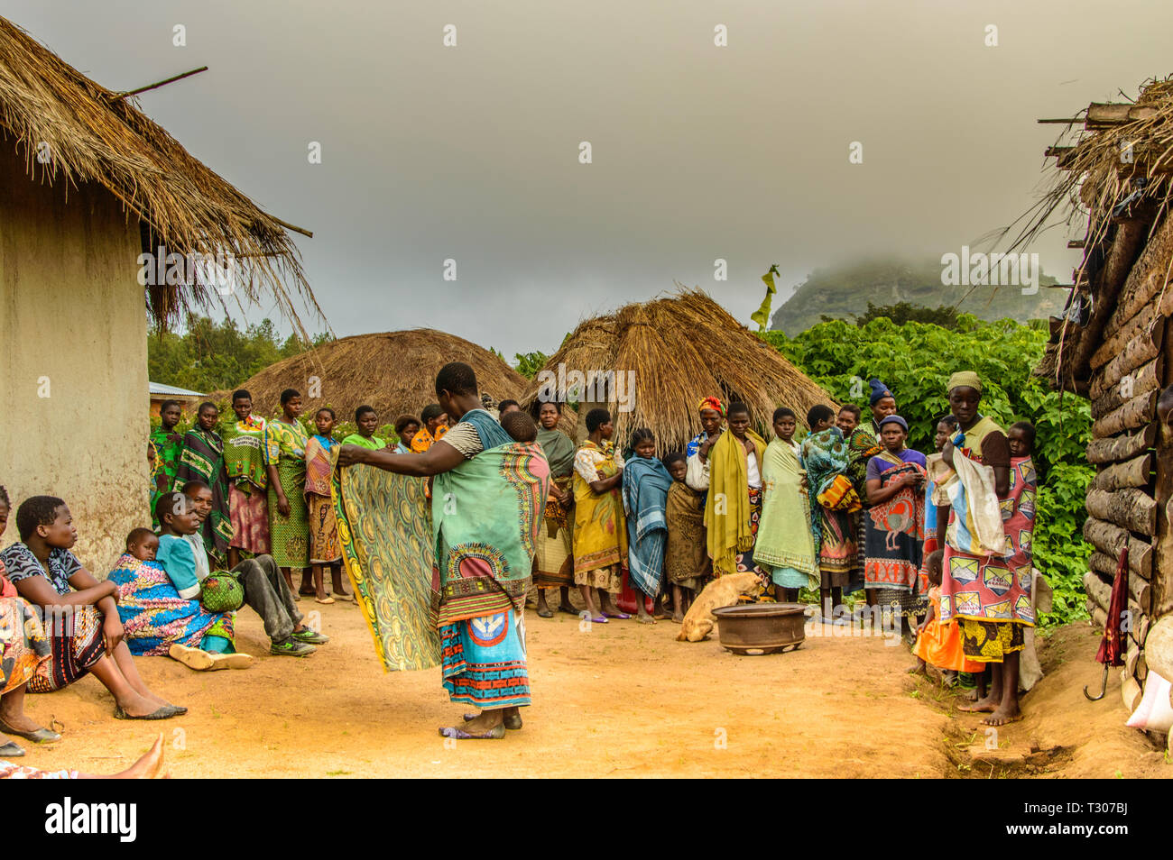 Linea lunga delle donne del Malawi in attesa in una coda per il granturco essendo distribuito da una chiesa come aiuto di Stato Foto Stock