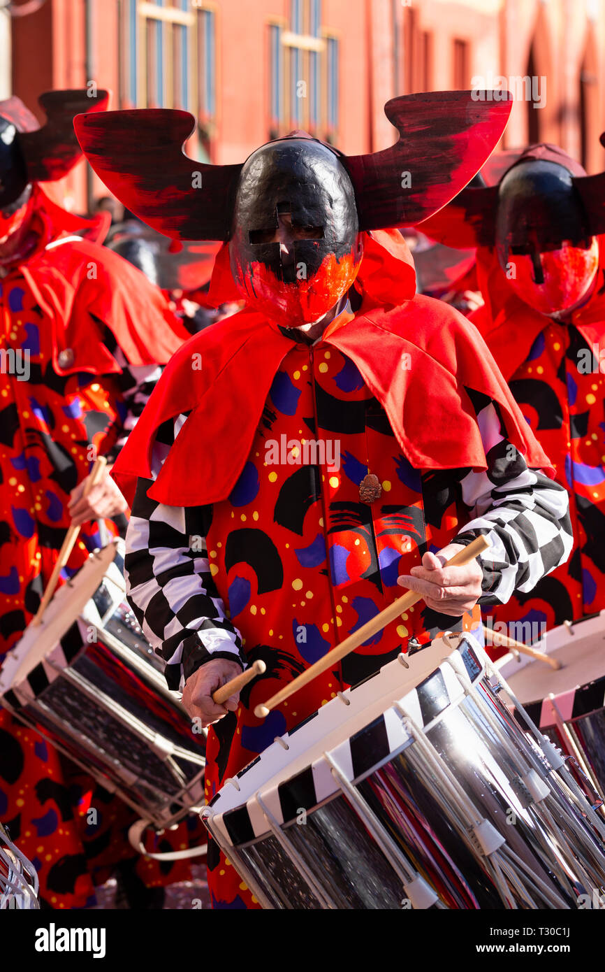 Marktplatz, Basilea, Svizzera - Marzo 13th, 2019. Ritratto di un carnevale snare batterista in costume rosso Foto Stock