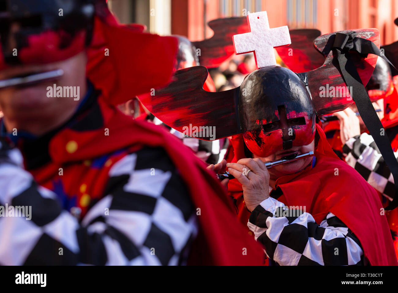 Marktplatz, Basilea, Svizzera - Marzo 13th, 2019. Ritratto di un carnevale piccolo player in costume rosso Foto Stock