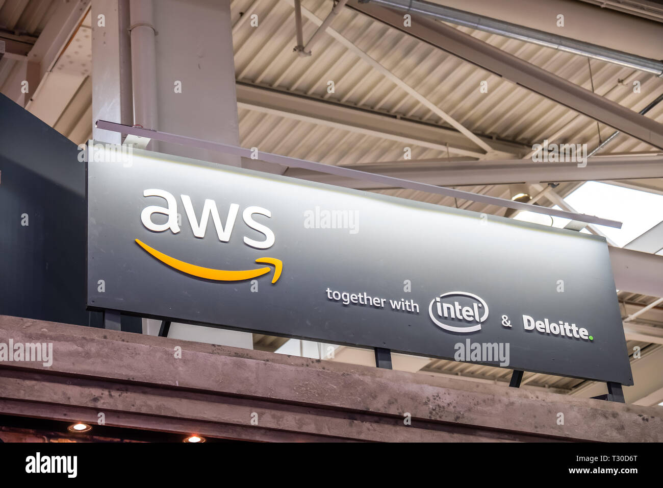 HANNOVER / Germania - 02 Aprile 2019 : Amazon Web Services è la visualizzazione di nuove innovazioni alla Fiera di Hannover. Foto Stock