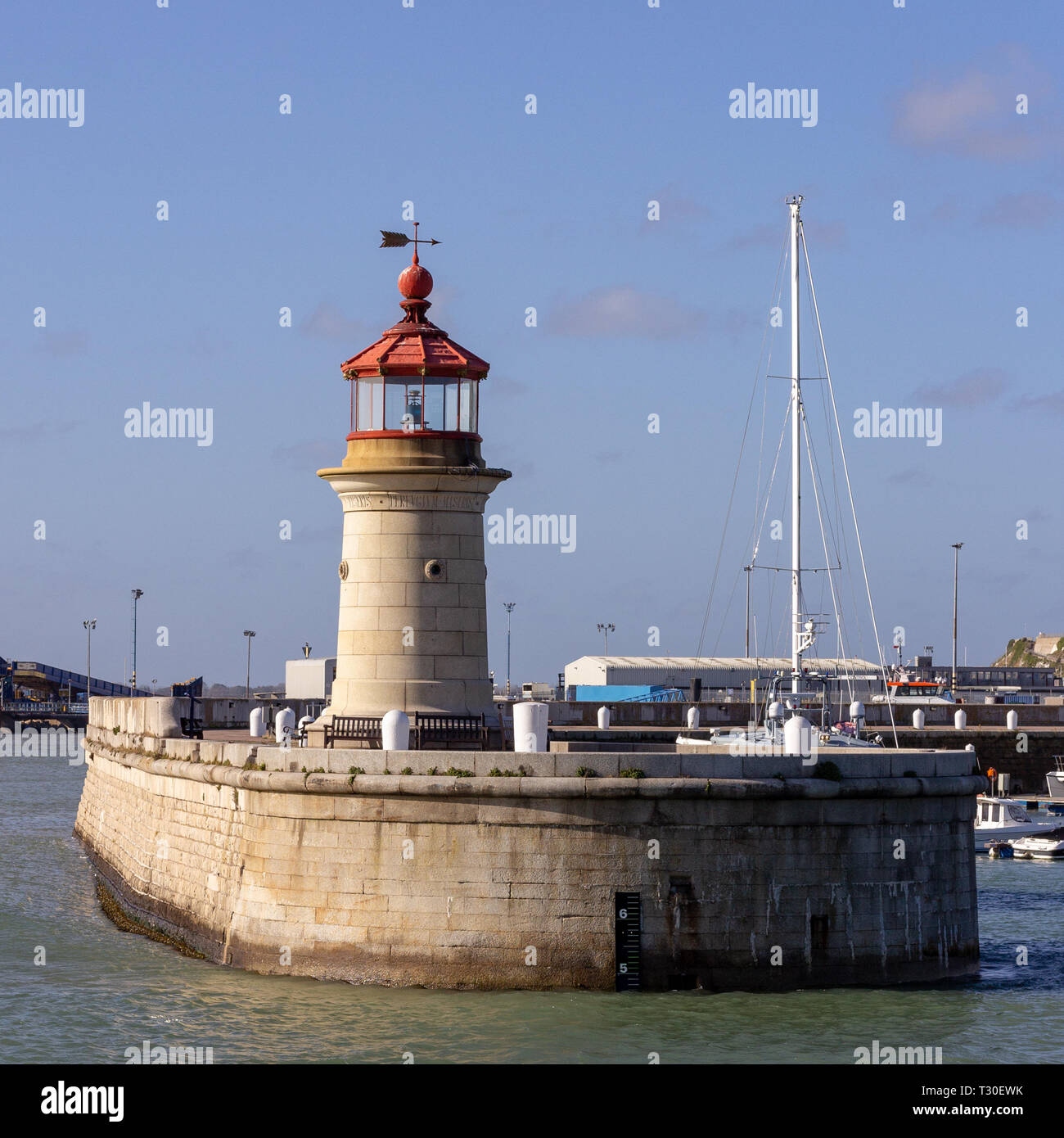 Il faro all'ingresso al Porto di Ramsgate nel Kent, England, Regno Unito Foto Stock