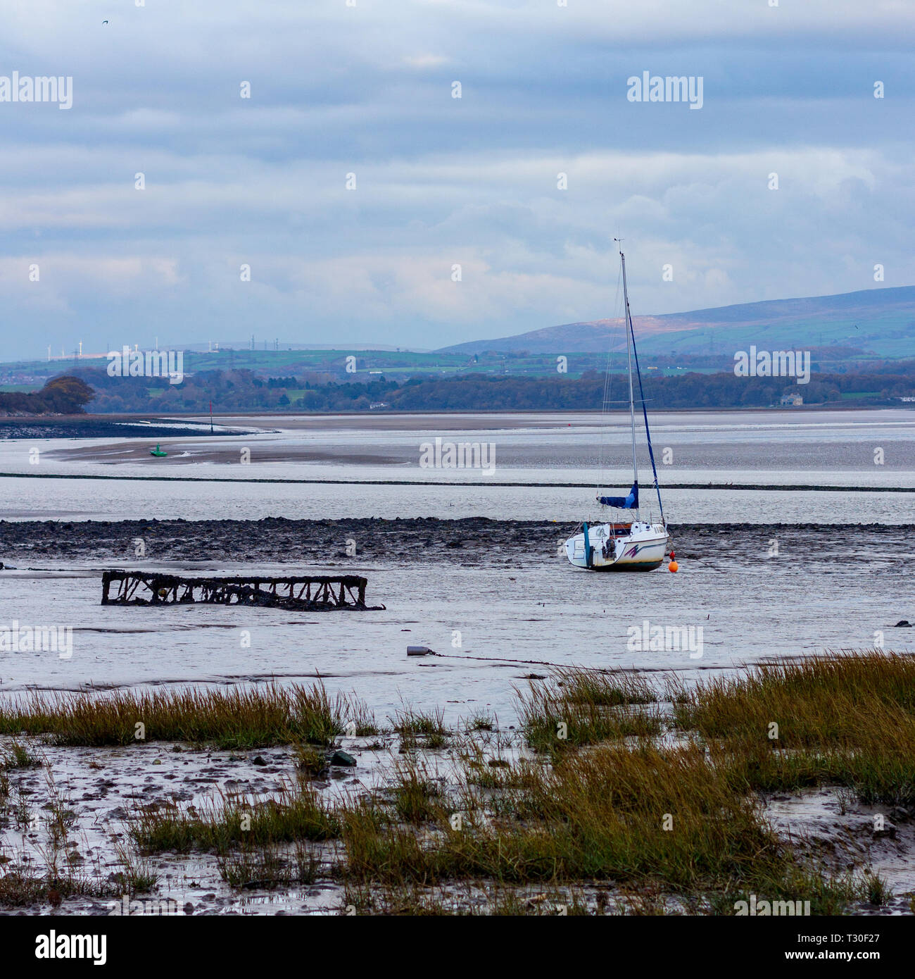 Con la bassa marea sul fiume Lune in Lancashire, Inghilterra diventano barche a terra nella sabbia Foto Stock