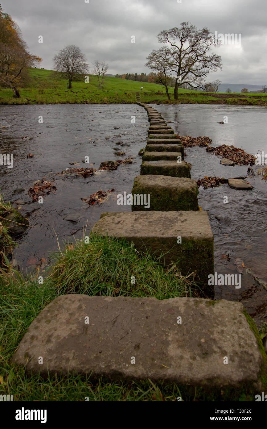 Pietre miliari su un sentiero pubblico attraversando il fiume Hodder vicino alla locanda a Whitewell, Lancashire, Inghilterra, Regno Unito Foto Stock