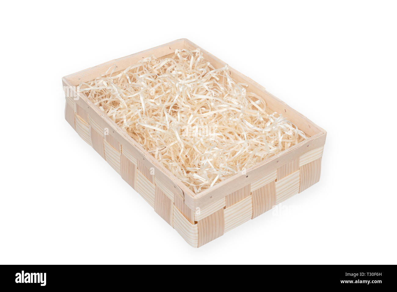 Scatola di legno per eco dono riempito con effetto decorativo bianco grattugiato/carta paglia. Isolato su bianco. Percorso di clipping incluso. Foto Stock