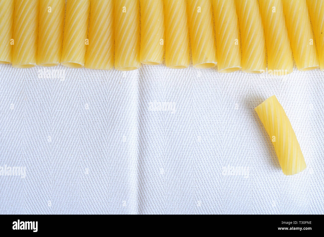 Telaio di materie maccheroni, tipica pasta italiana chiamato maccheroni, concept per il cibo italiano o della cucina italiana, grande sala di testo Foto Stock