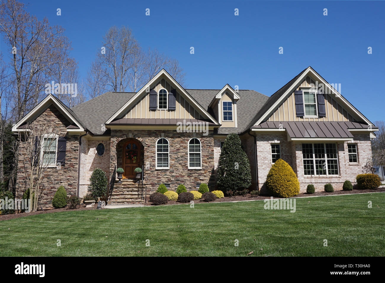 Casa suburbana con una pietra e mattoni esterno in un quartiere in Carolina del Nord Foto Stock