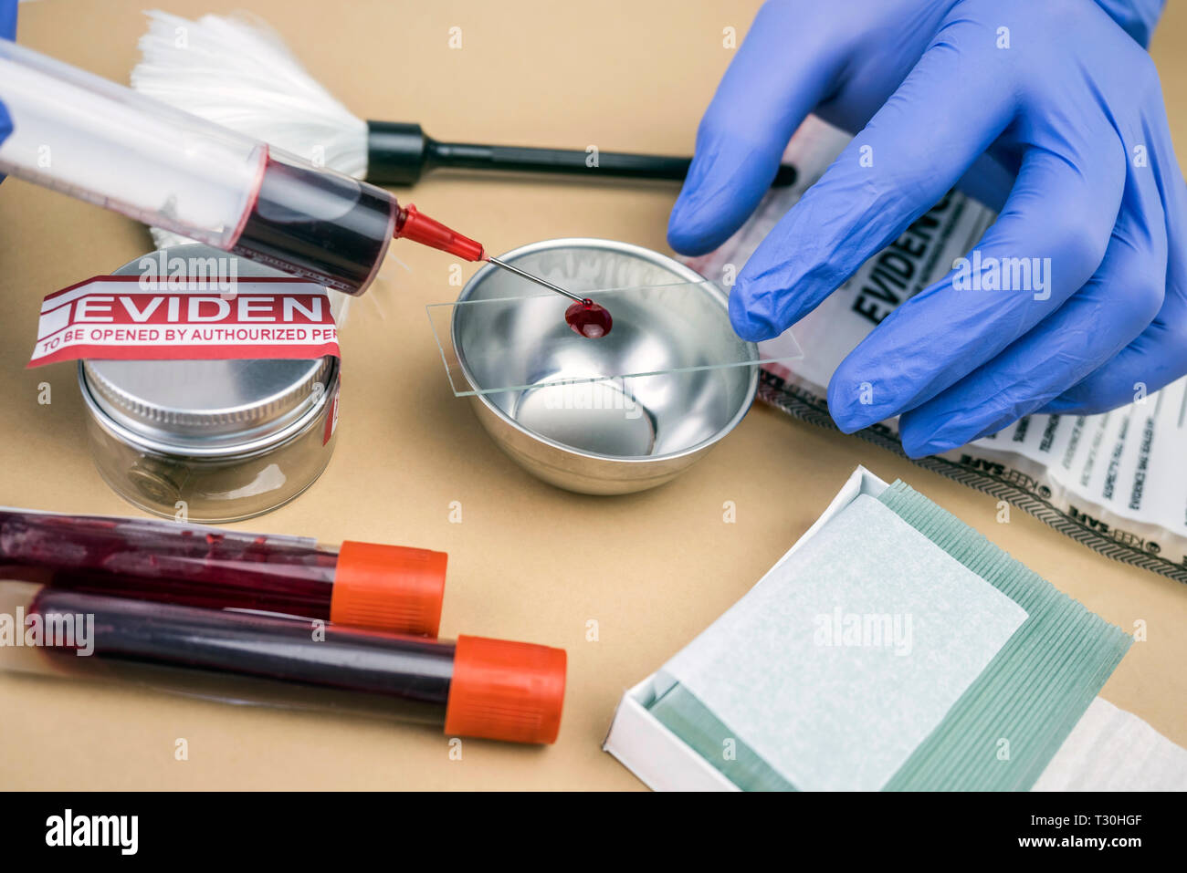 Polizia scientifica prende il campione di sangue al laboratorio attrezzatura forense, immagine concettuale Foto Stock