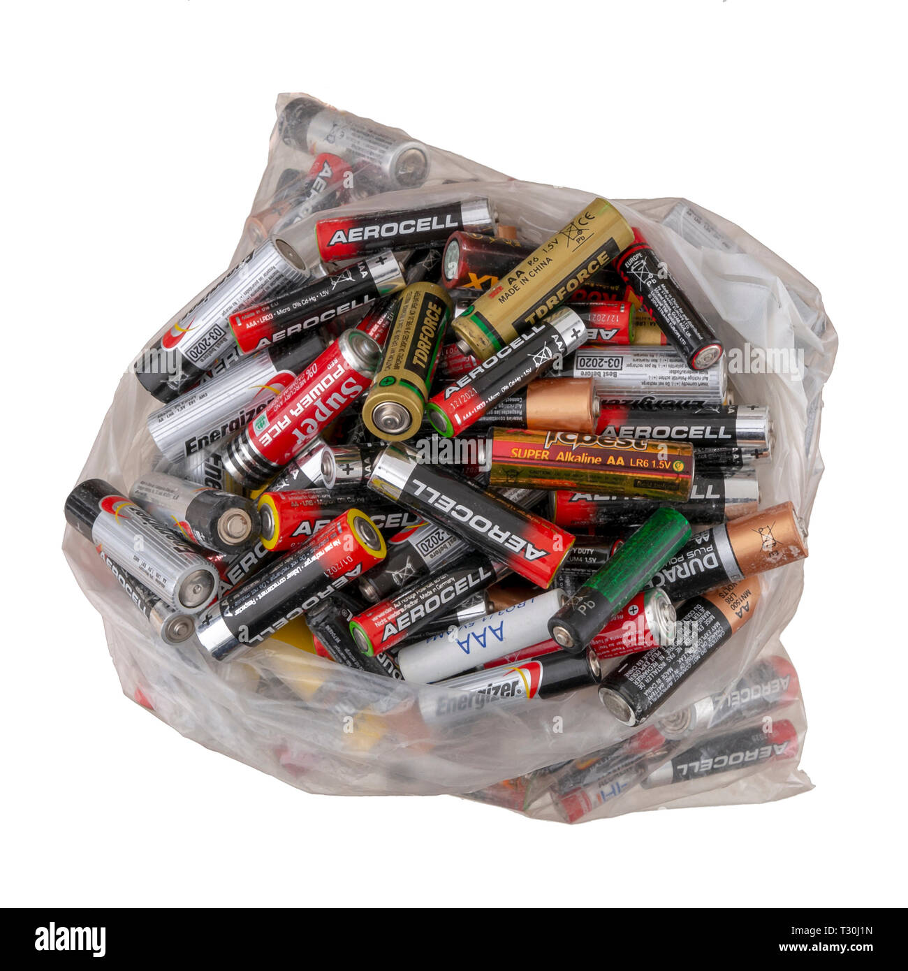 Borsa di nazionali di piccole dimensioni batterie di cella asciutte, vecchio cestino di riciclo. Isolato su bianco. Alcalini . Europa, Regno Unito AA e AAA. Foto Stock