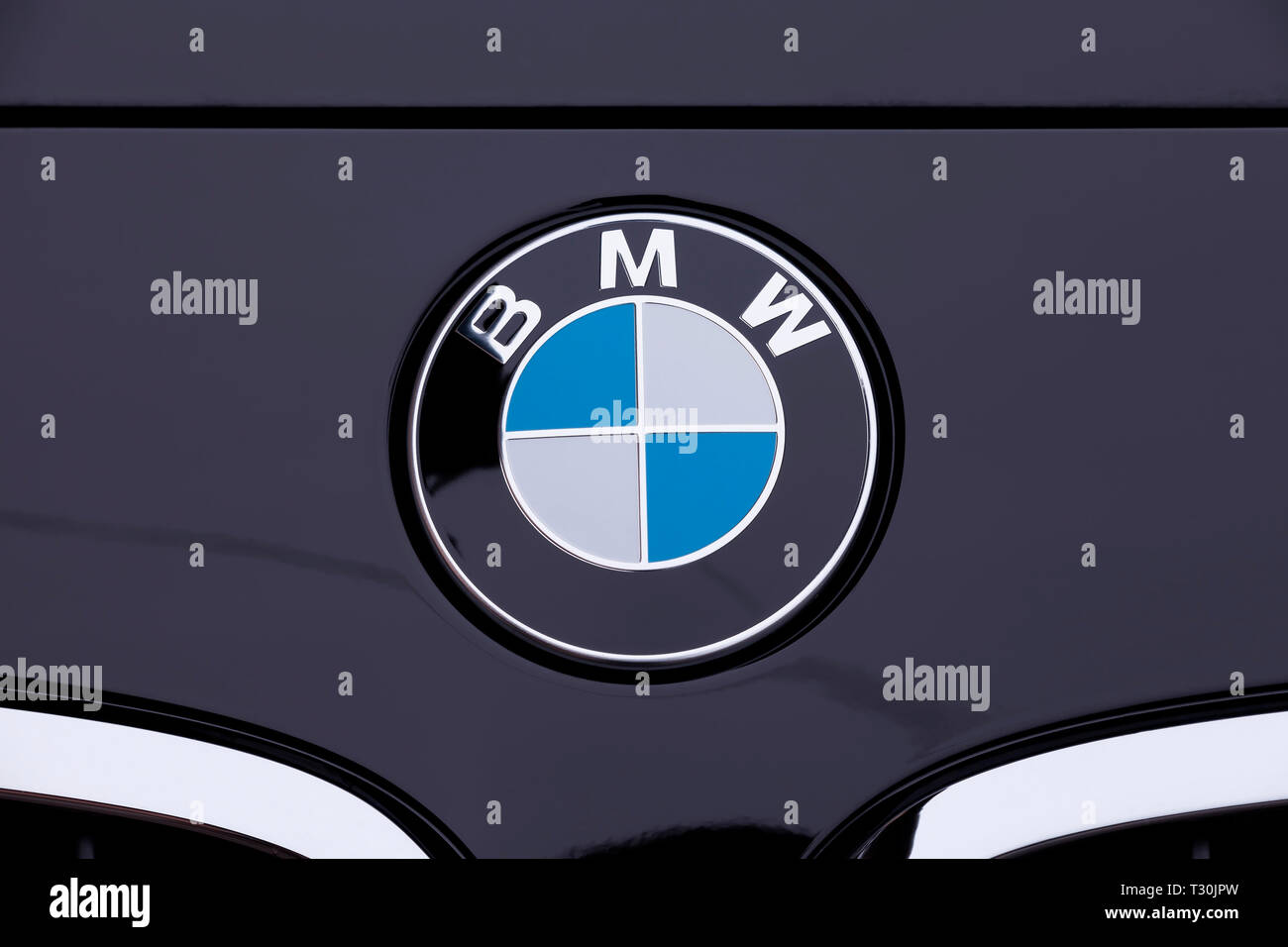 Logo BMW sul cofano anteriore della nuova BMW 118i della serie 1. Immagine  presa il 4 aprile 2019 a Madrid, Spagna Foto stock - Alamy
