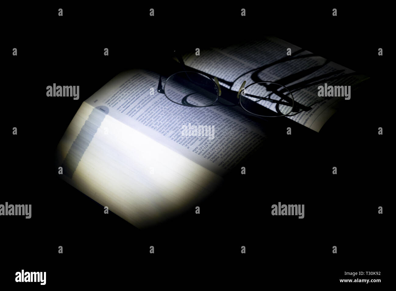 Luci e ombre su un vecchio manucript con una coppia di specs Foto Stock