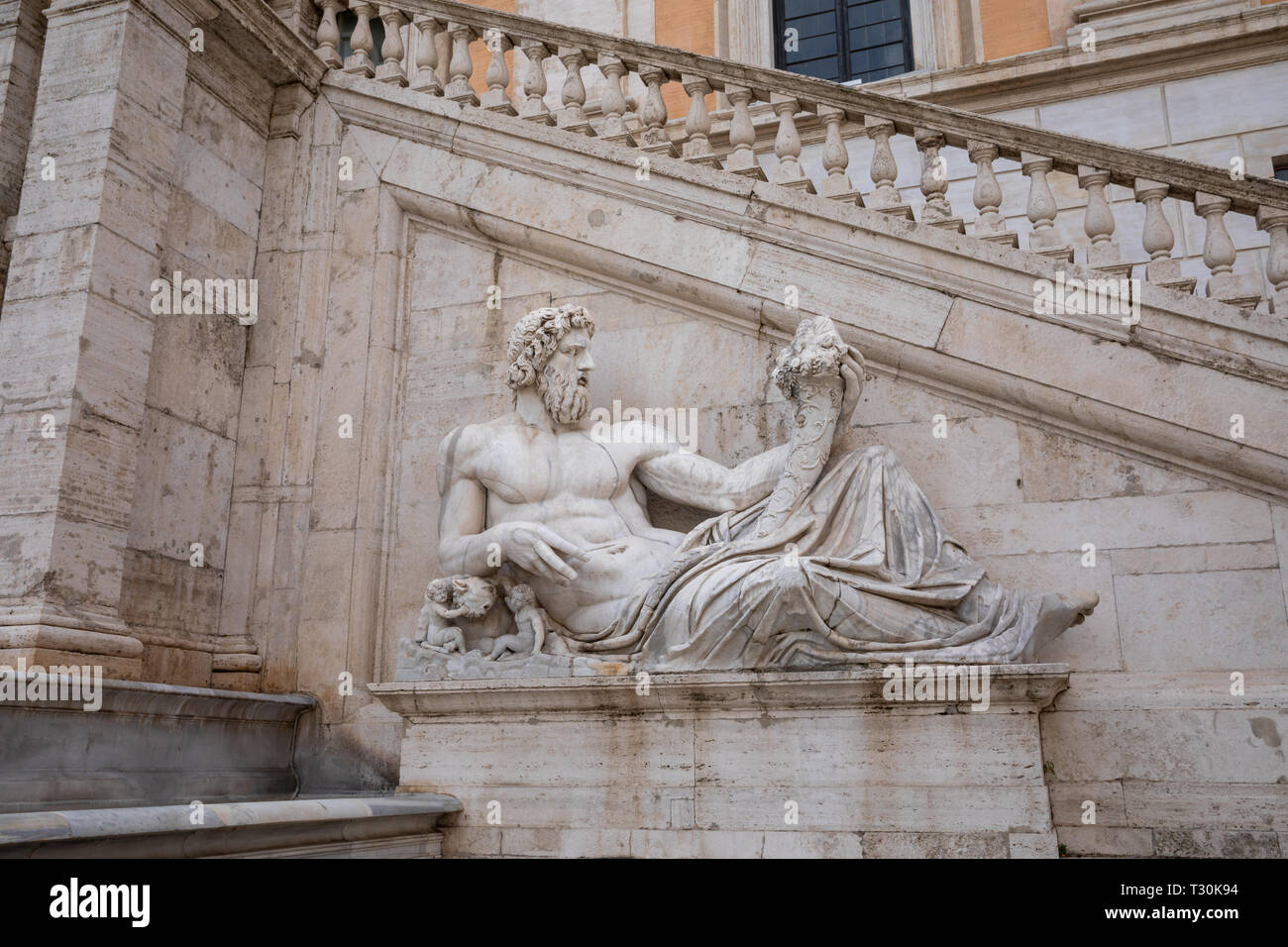 Roma, Italia - 23 Giugno 2018: Vista della facciata con la scultura del Palazzo dei Senatori (Palazzo Senatorio) sulla piazza del Campidoglio Foto Stock