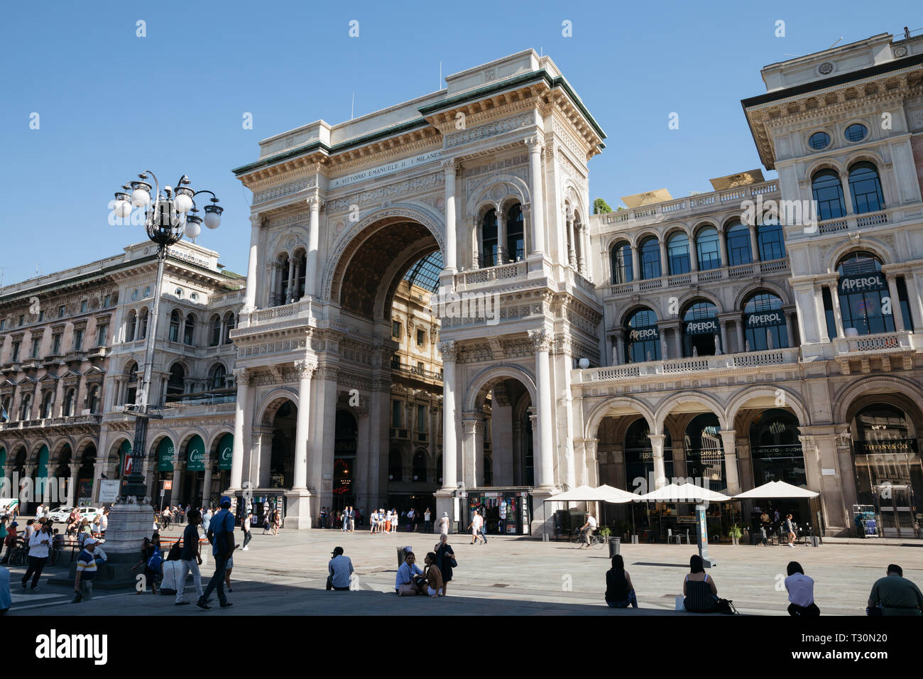 Milano, Italia - 27 Giugno 2018: vista panoramica della parte esterna della Galleria Vittorio Emanuele II. Essa è in Italia il più antico attivo centro commerciale per lo shopping e grandi landmar Foto Stock