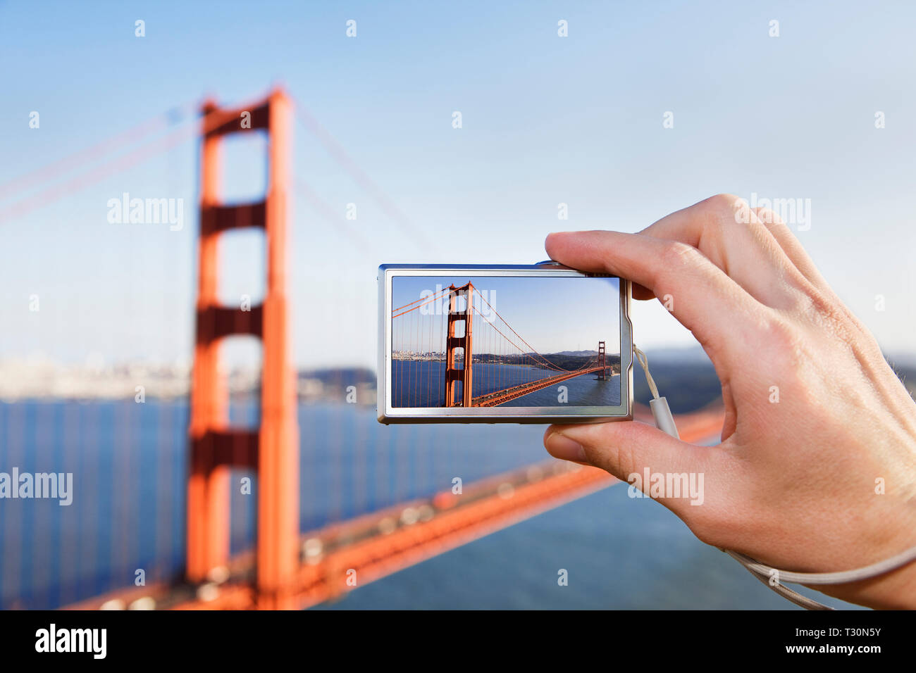 Punto di vista personale pf un turista a fotografare il Golden Gate Bridge con una fotocamera digitale. San Francisco California. Stati Uniti d'America Foto Stock